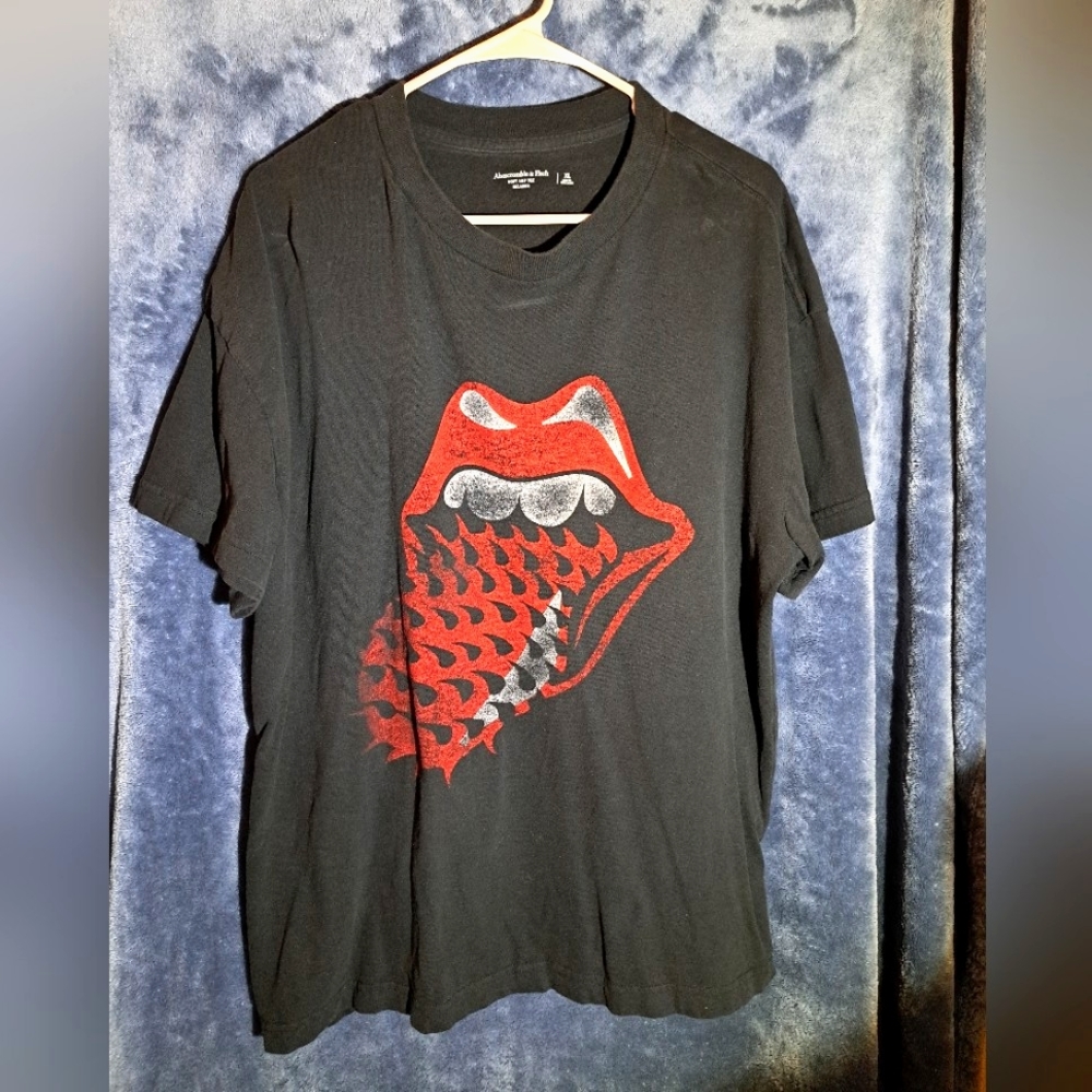 Mens Rolling Stones T-Shirt. Colors Black and Red. Size XL